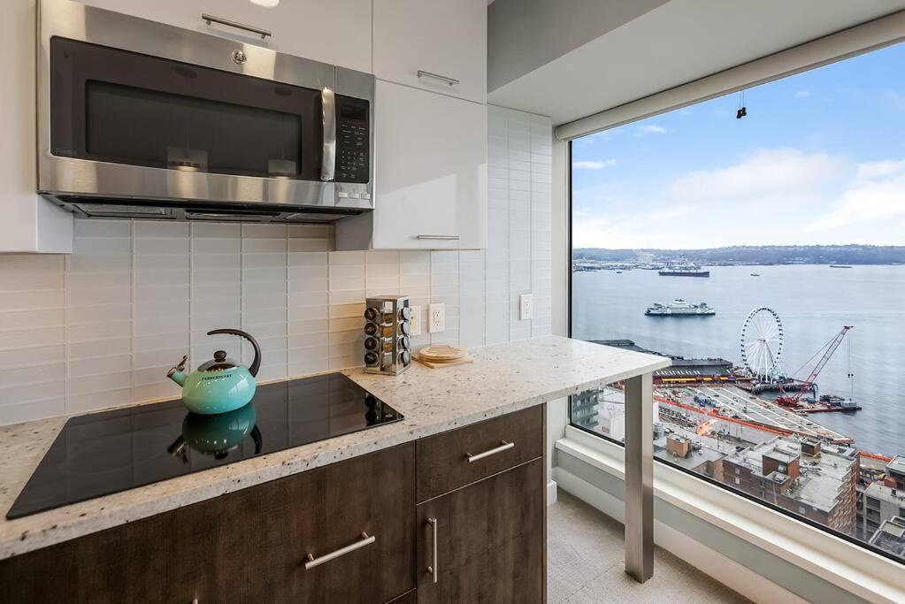 Apartment Newmark Tower's Water Wheel With Sea Views Seattle